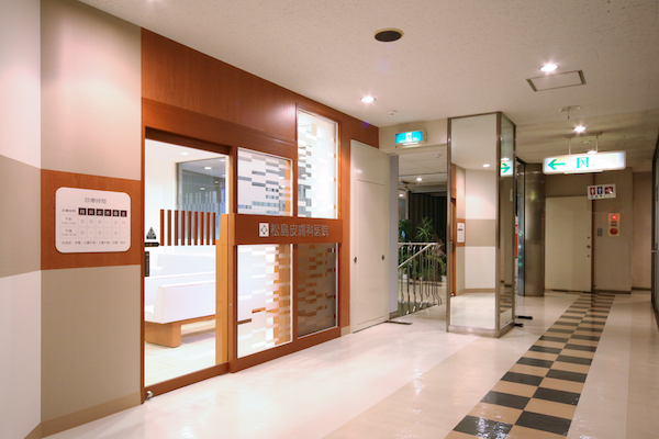松島皮膚科医院の入口